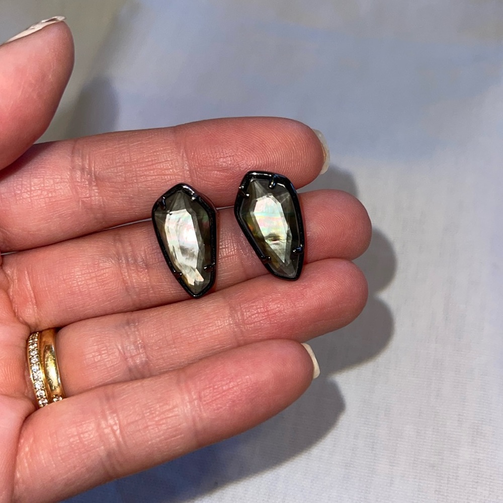 Vintage Kendra Scott post earring in black/gunmetal
